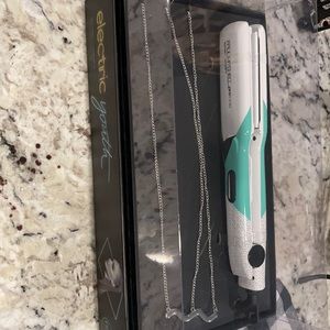 Paul Mitchell electric youth flat iron with hair charm